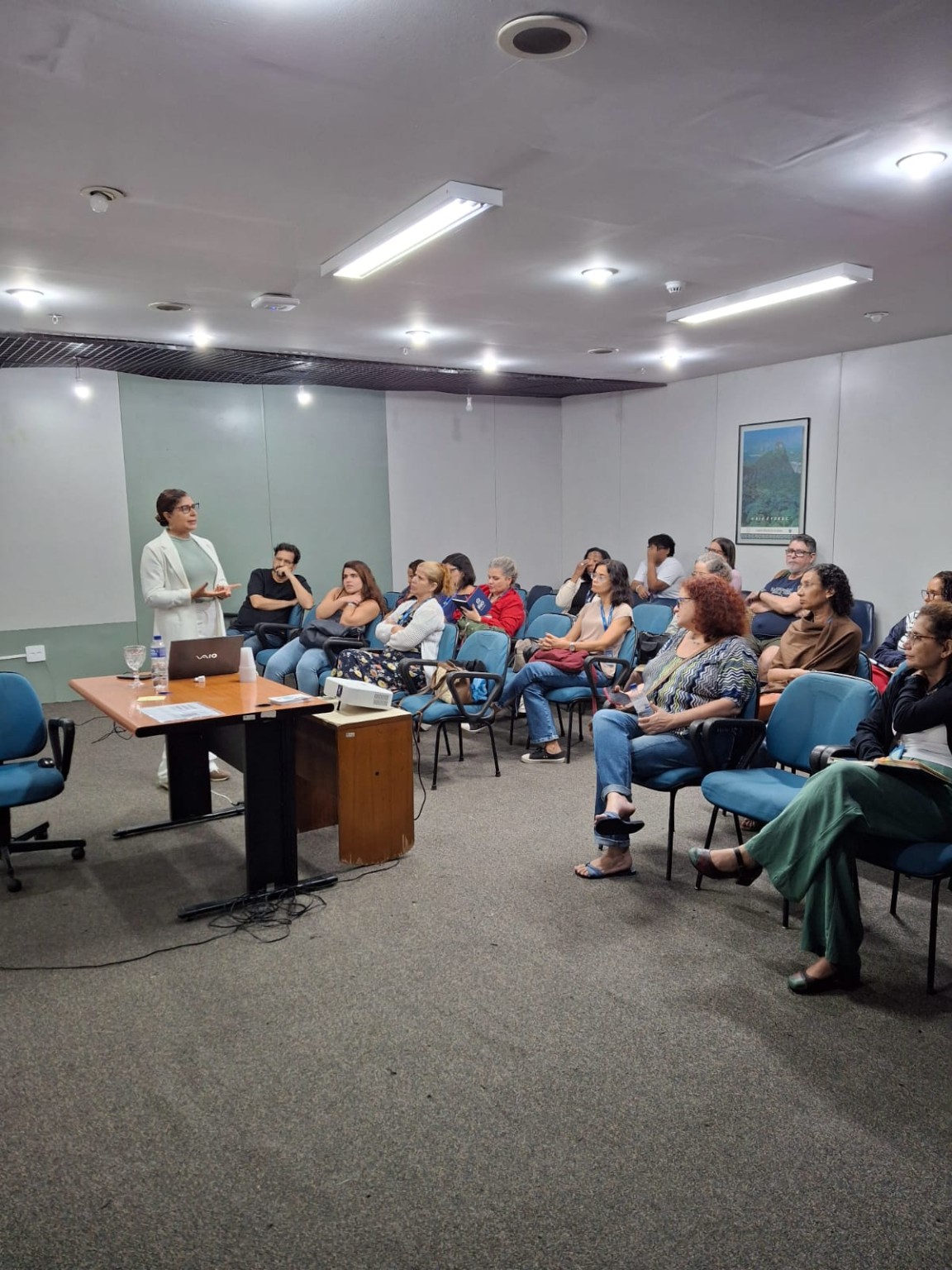 Priscila Valério ministrando palestra sobre saúde mental
